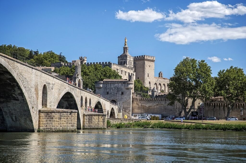 the famous Pont d'Avignon